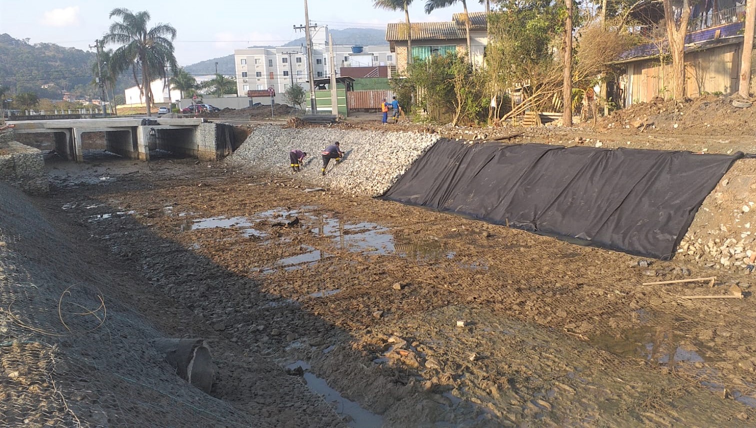 Nova ponte no Rio das Ostras é asfaltada e recebe acabamentos para