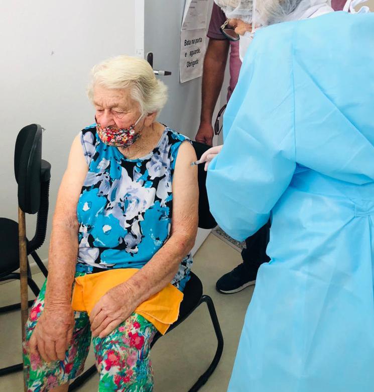 Camboriú inicia vacinação do Covid-19 em idosos acima de ...